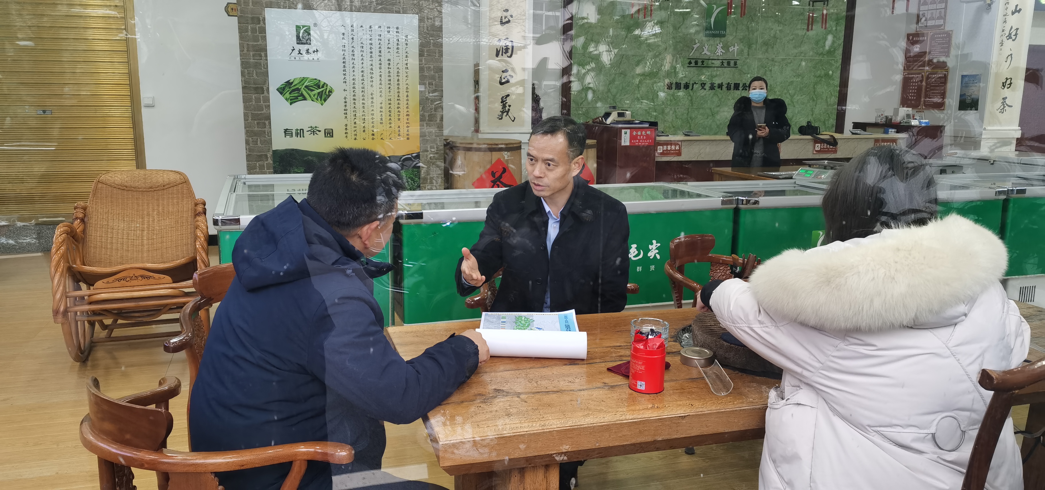信陽(yáng)市委常委、副市長(zhǎng)秦保建到信陽(yáng)市廣義茶葉有限公司慰問全國(guó)勞模李廣義同志