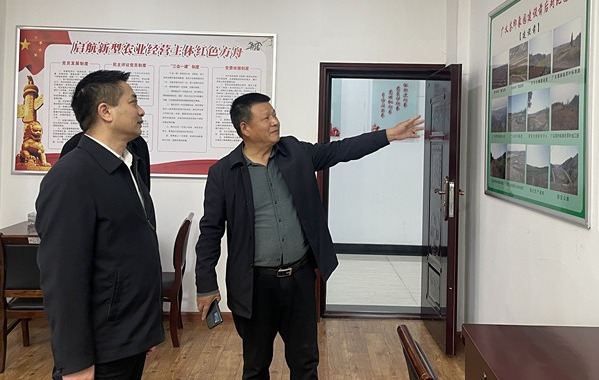 2022年11月9日 ，浉河區(qū)工會(huì)胡華庭主席來信陽(yáng)市廣義茶葉有限公司慰問全國(guó)勞模李廣義同志，并傳達(dá)黨的二十大精神。