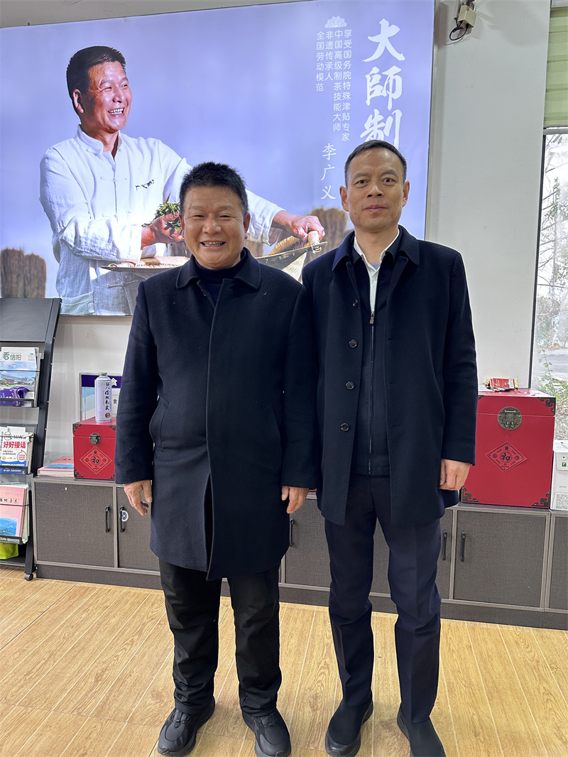 2025年1月23日上午，信陽市委常務(wù)副市長秦保健來公司看望一線全國勞模李廣義